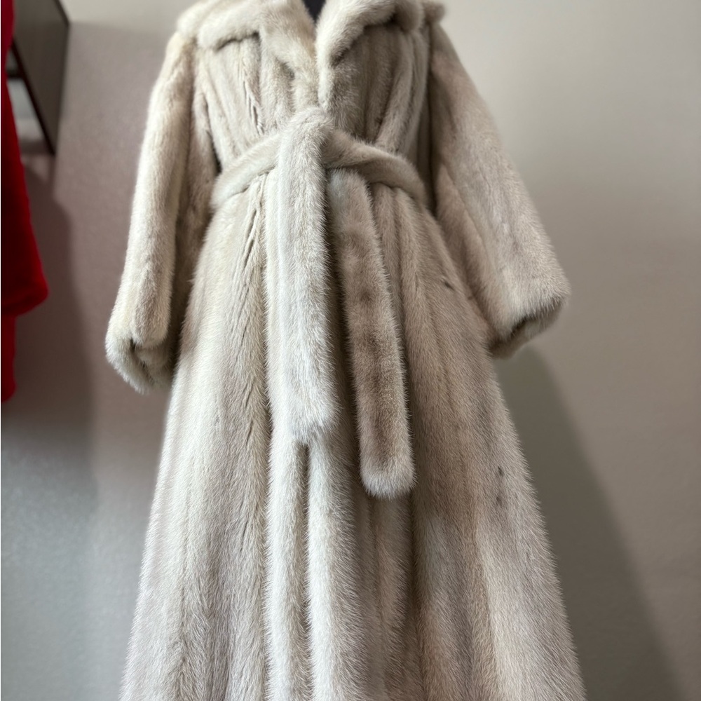 Elegant Cream Mink fur Coat - Picture 2 of 16